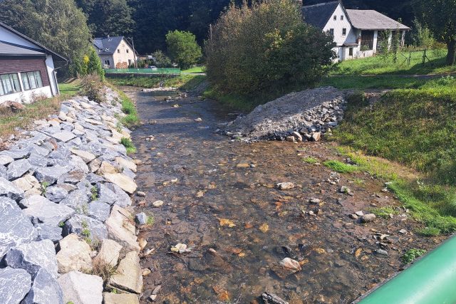 V Bělé pod Pradědem upravují koryto řeky Bělé | foto: Tomáš Minarčík,  Český rozhlas