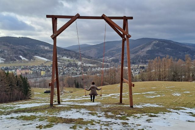 Obří dřevěné houpačky nad Vrbnem pod Pradědem nabízejí relaxaci i krásný výhled od krajiny | foto: Romana Kubicová,  Český rozhlas