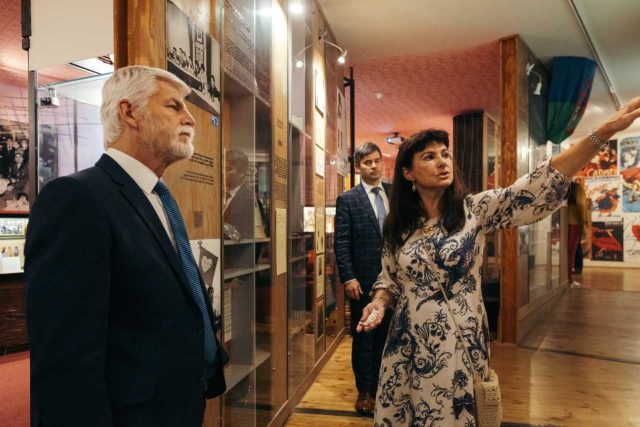 Prezident Petr Pavel a ředitelka Muzea romské kultury v Brně Jana Horváthová během prohlídky expozice | foto: Muzeum romské kultury