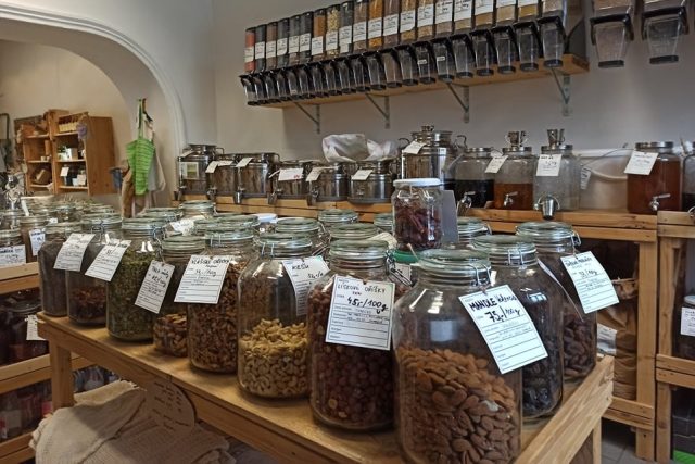 Jak se zbavit části odpadů? Třeba nakupováním zboží bez obalu | foto: Jaroslav Hoření,  Český rozhlas