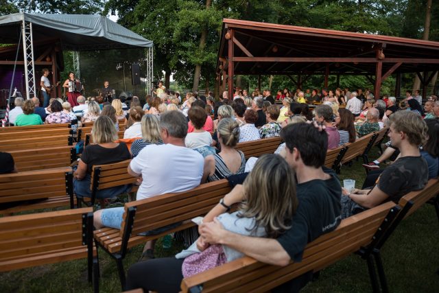 Lidé poslouchají koncert písničkářky Radůzy na festivalu Okolo Třeboně | foto: Petr Skřivánek,  ČTK