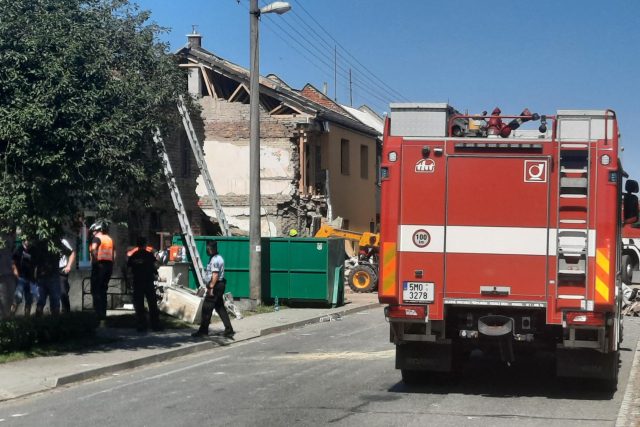 Hasiči odklízejí sutiny po domu v Olšanech,  který zničil výbuch | foto: Barbora Taševská,  Český rozhlas