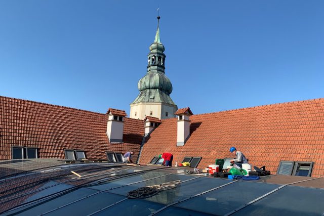 Dělníci vyměňují prasklá skla na střeše dvorany zámku v Hranicích | foto: Lenka Kratochvílová,  Český rozhlas