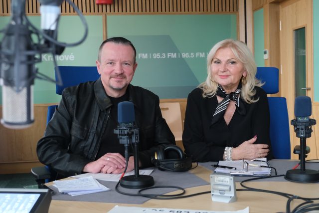 Mirek Vaňura a Lada Klokočníkové ve studiu Českého rozhlasu Hradec Králové | foto: Milan Baják,  Český rozhlas