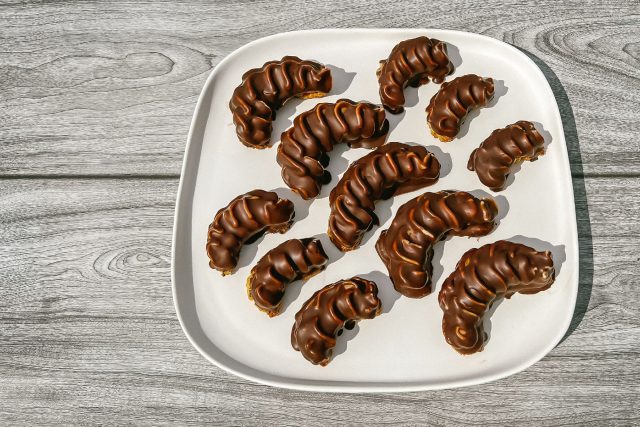 Famózní ořechové rohlíčky se žloutkovým krémem máčené v čokoládě od Marie Daňkové ze Sedletína
