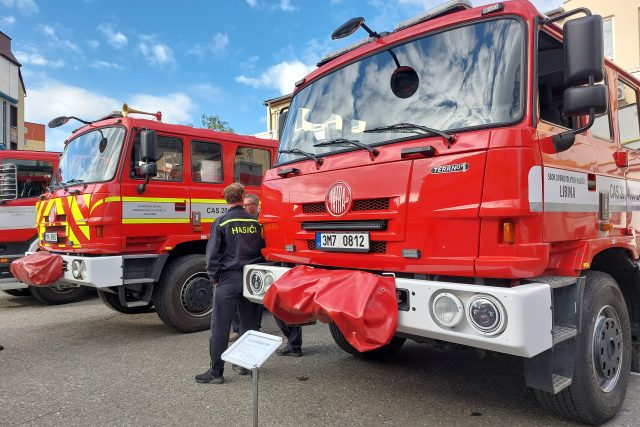 Slavnostní otevření moderních garáží na centrální krajské stanici hasičského záchranného sboru v Olomouci. Součástí bylo i předávání hasičské techniky dobrovolníkům | foto: Petra Ševců,  Český rozhlas