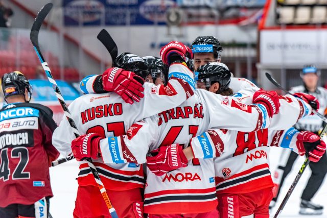 Hokejisté HC Olomouc se radují z gólu do sítě Sparty | foto: Daniel Klement,  hc-olomouc.cz