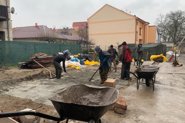 Dělníci připravují místo v centru Kojetína ke stavě bytových domů | foto: Lenka Kratochvílová,  Český rozhlas