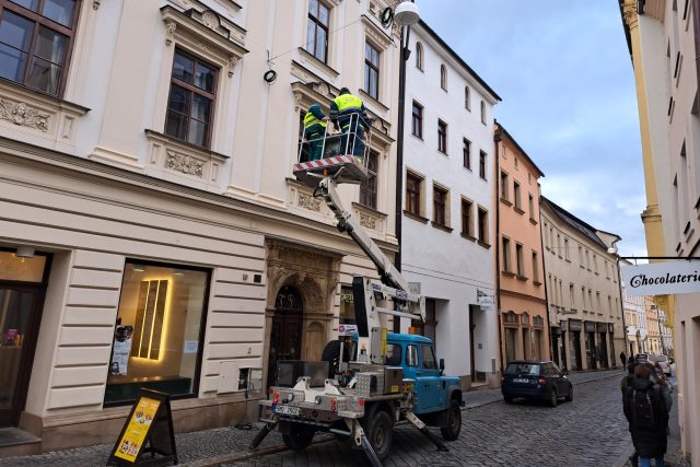 Pracovníci olomouckých technických služeb instalují v ulici Ztracená nové veřejné osvětlení | foto: Blanka Mazalová,  Český rozhlas