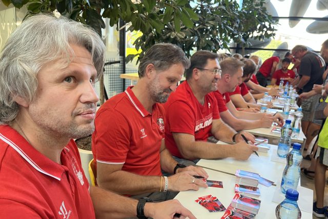 Jan Tomajko  (úplně vlevo) při autogramiádě před novou sezonou | foto: Jiří Matějů,  Český rozhlas