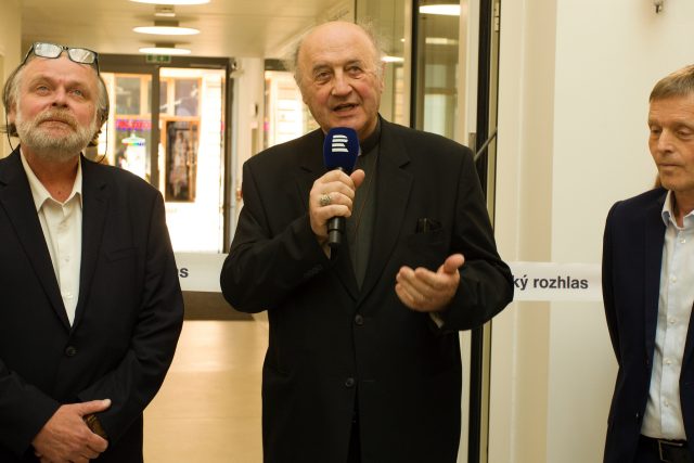 Olomoucký arcibiskup Jan Graubner  (uprostřed) při slavnostním otevírání nové budovy ČRo Olomouc | foto: Jan Kropáč