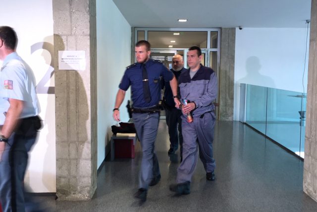 Obžalovaný Rudolf Bajtek přichází k soudu | foto: Lenka Kratochvílová,  Český rozhlas