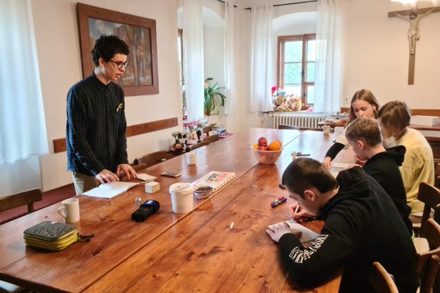 Student šternberského gymnázia David Buxbaum doučuje ukrajinské děti češtinu | foto: Barbora Weinekötter,  Český rozhlas