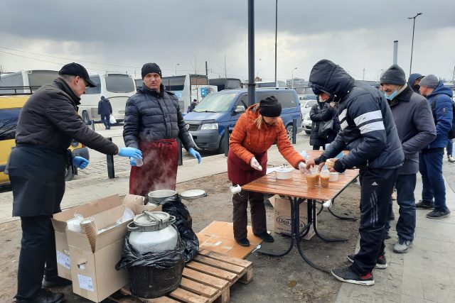 Dobrovolníci předávají uprchlíkům informace,  vaří jim nebo rozdávají humanitární pomoc | foto: Patrik Salát,  Český rozhlas