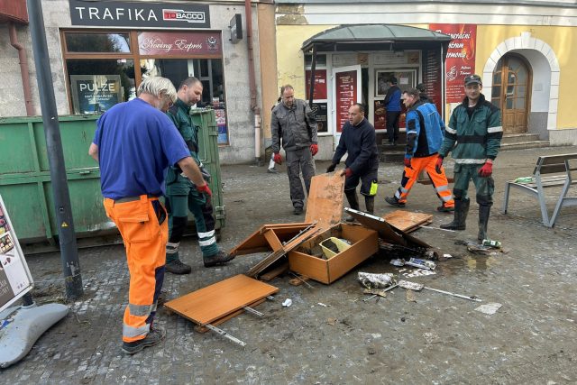 Jeseník uklízí. Priorita je odklidit bahno z ulic,  aby byly průjezdné | foto: Jana Karasová,  Český rozhlas