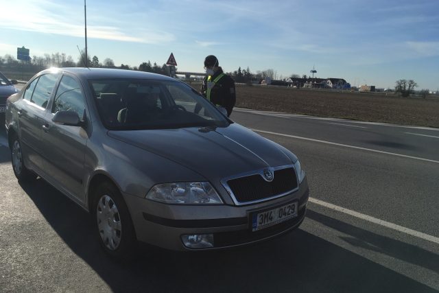 Kontrola aut přijíždějících do Litovle. | foto: Lenka Kratochvílová
