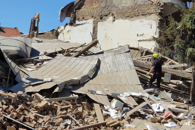 Řadový patrový dům v Olšanech u Prostějova zničil výbuch | foto: HZS Olomouckého kraje