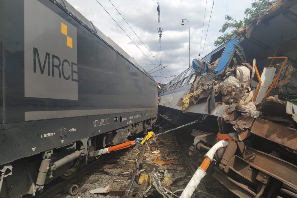 V Němčicích se srazil osobní vlak s lokomotivou | foto: Twitter Správa železnic