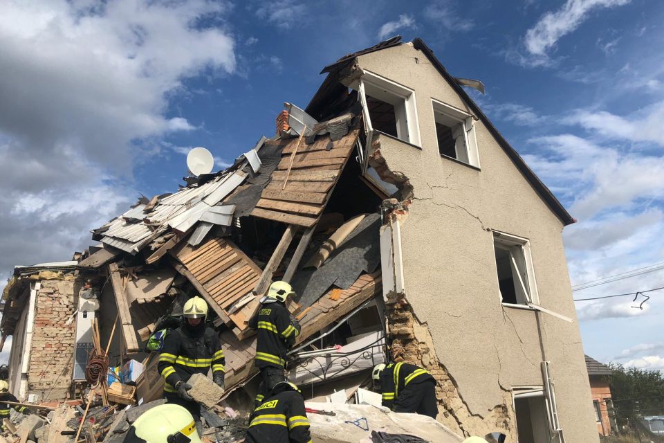 Hasiči pravděpodobně poškozený dům strhnou | foto: HZS Olomouckého kraje