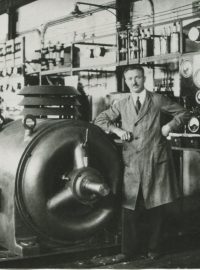 Josef Sousedík u vyrobeného elektromotoru